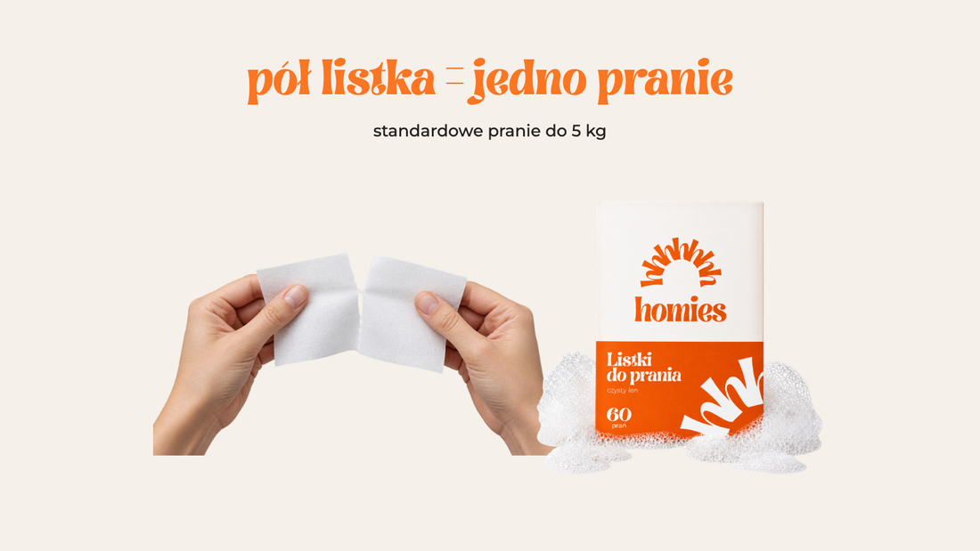 Dłonie dzielą listek do prania na pół obok koperty homies; dawka na standardowy wsad do 5 kg.